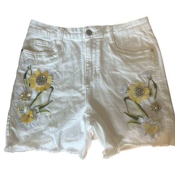 White Jean Shorts with Floral Appliqué Size 6 - Picture 1 of 4
